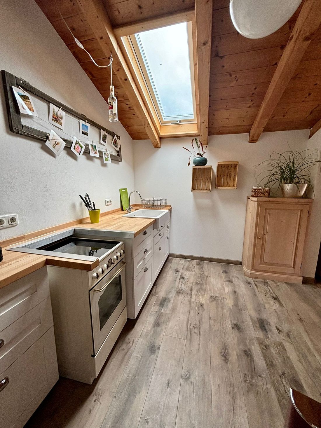 die Küche, die zum Kochen einläd