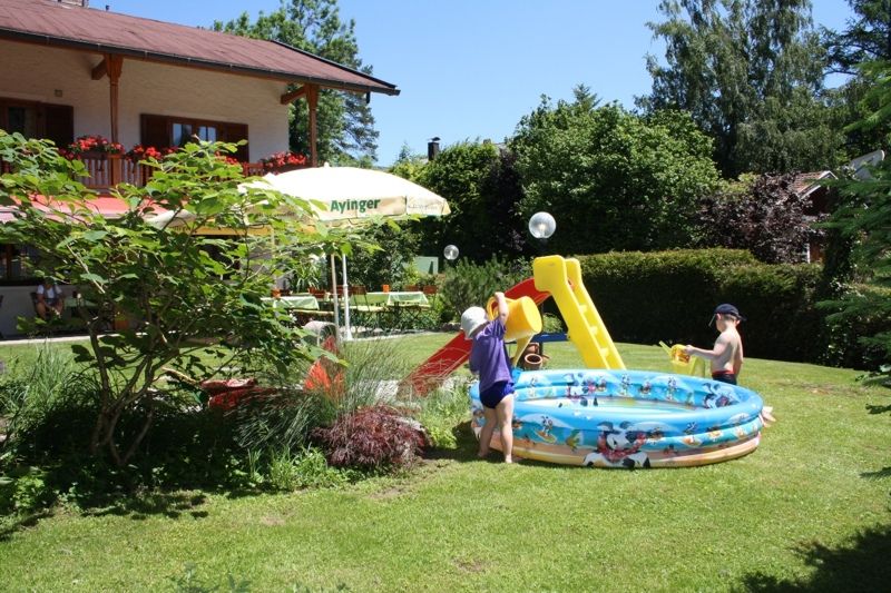 Spielbereich im Garten Sommer