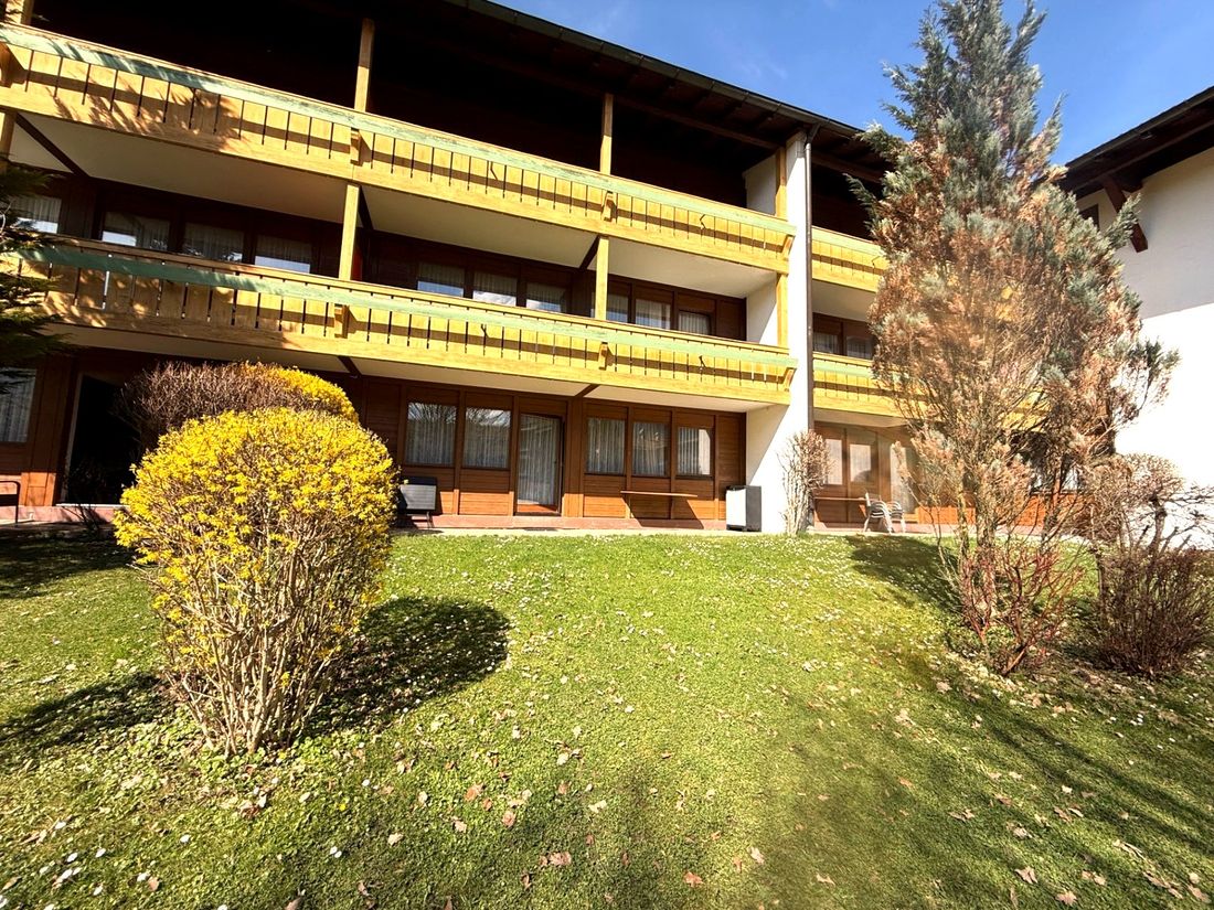 Eigene Terrasse mit Gartenblick