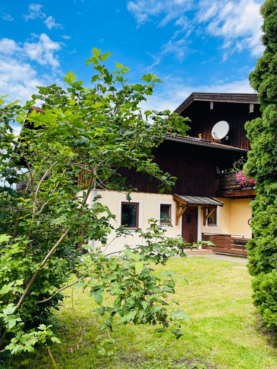 Außen Ansicht - Eingang und Garten