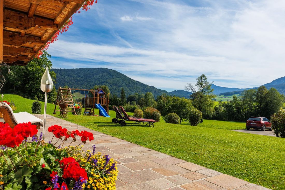 Liegewiese mit Spielplatz