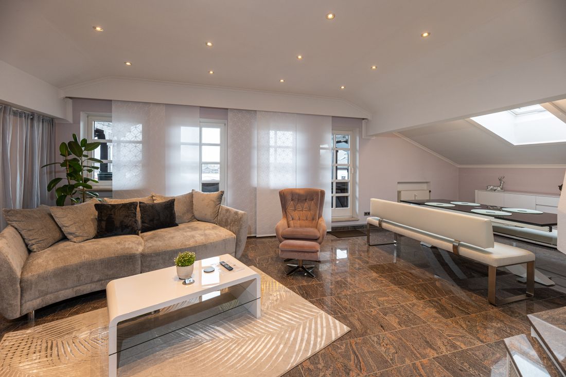 Wohnzimmer mit Balkon und großem Essbereich