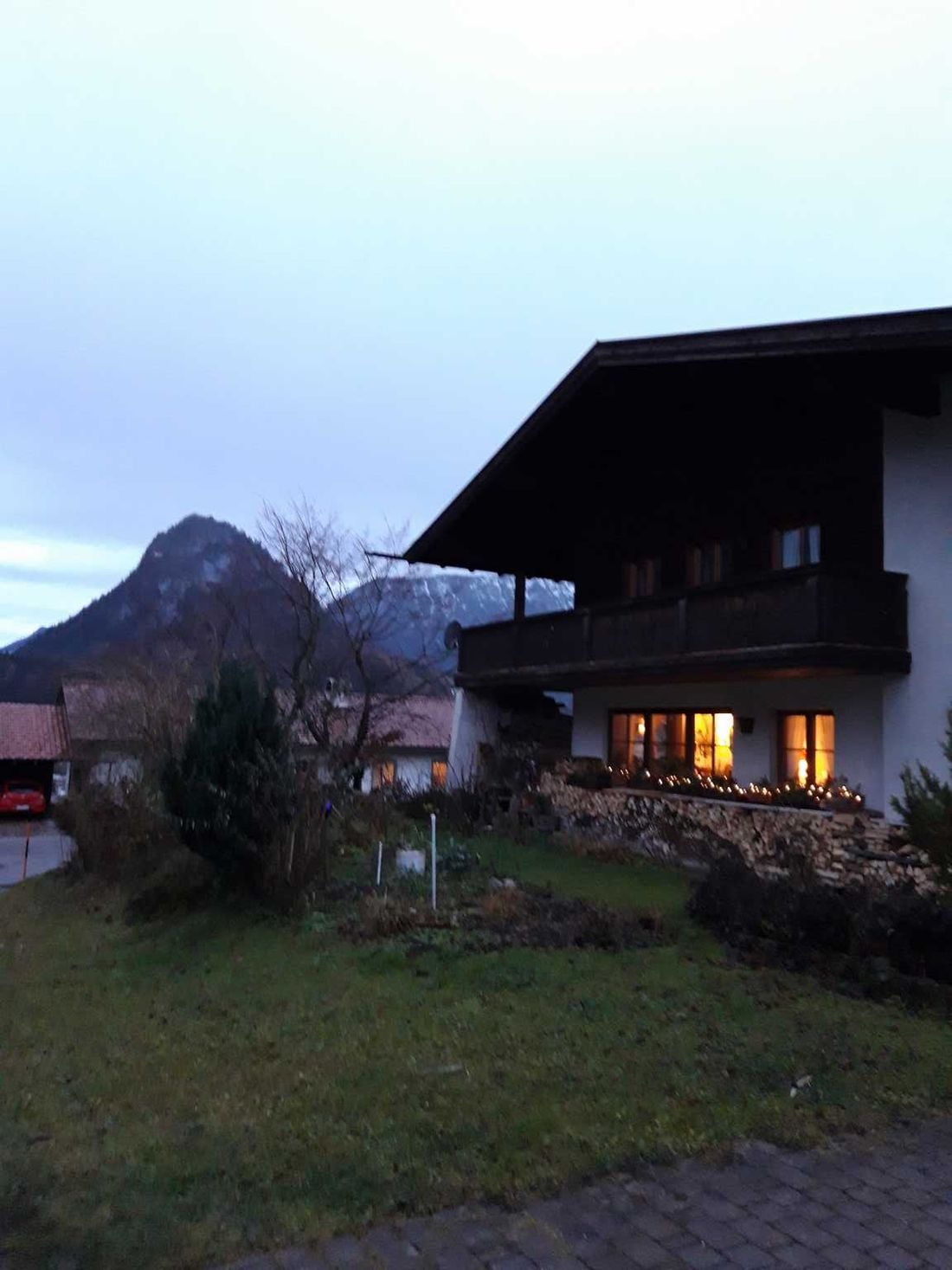 Hausansicht bei Dämmerung