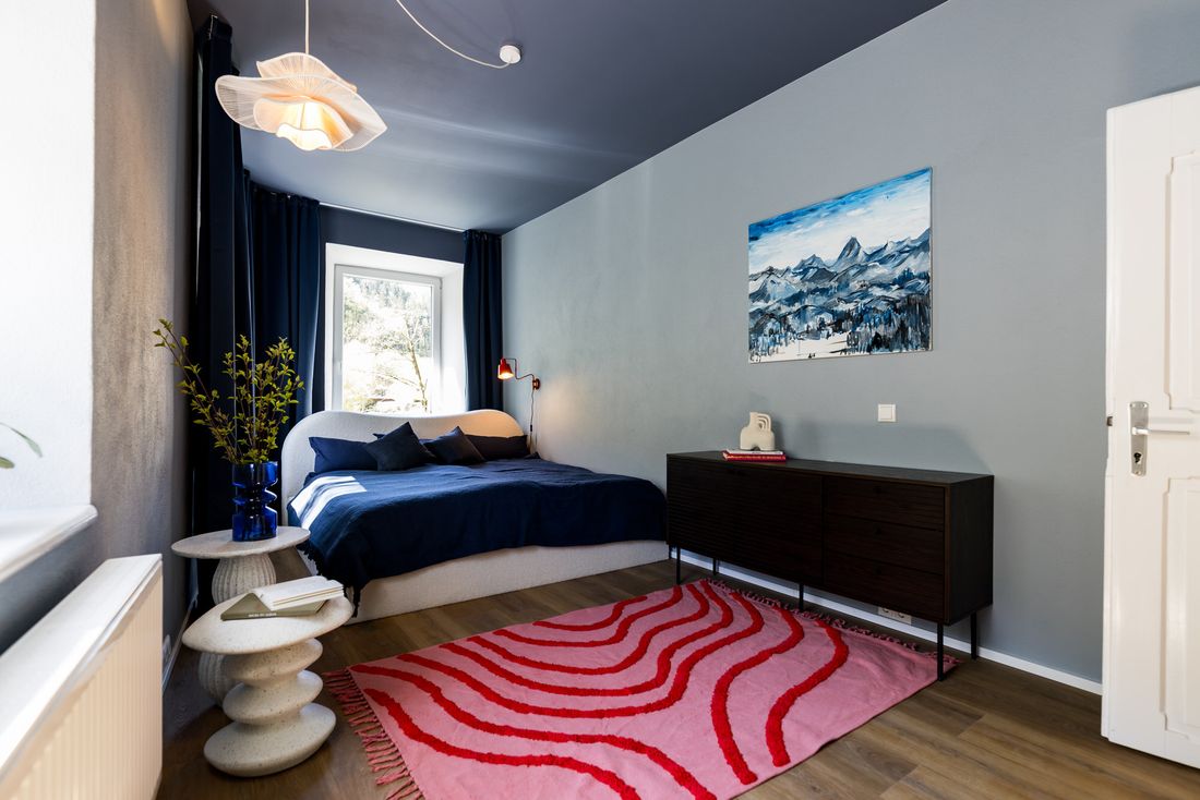 Großes Schlafzimmer mit Blick Richtung Hochfelln