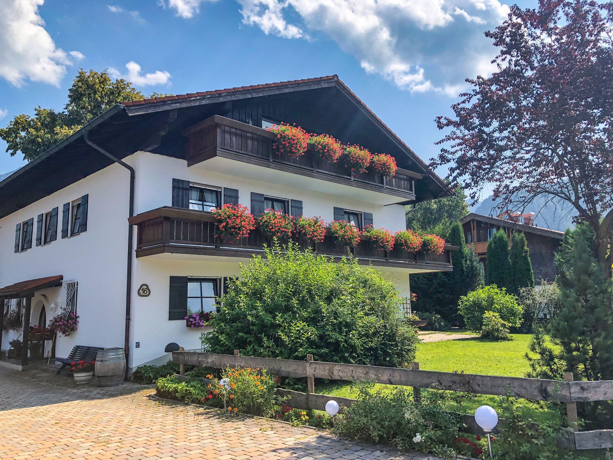 Hausansicht im Sommer